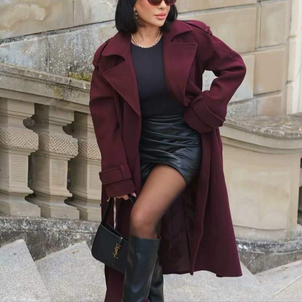 Abrigo Maxi Elegante con Solapa Burdeos